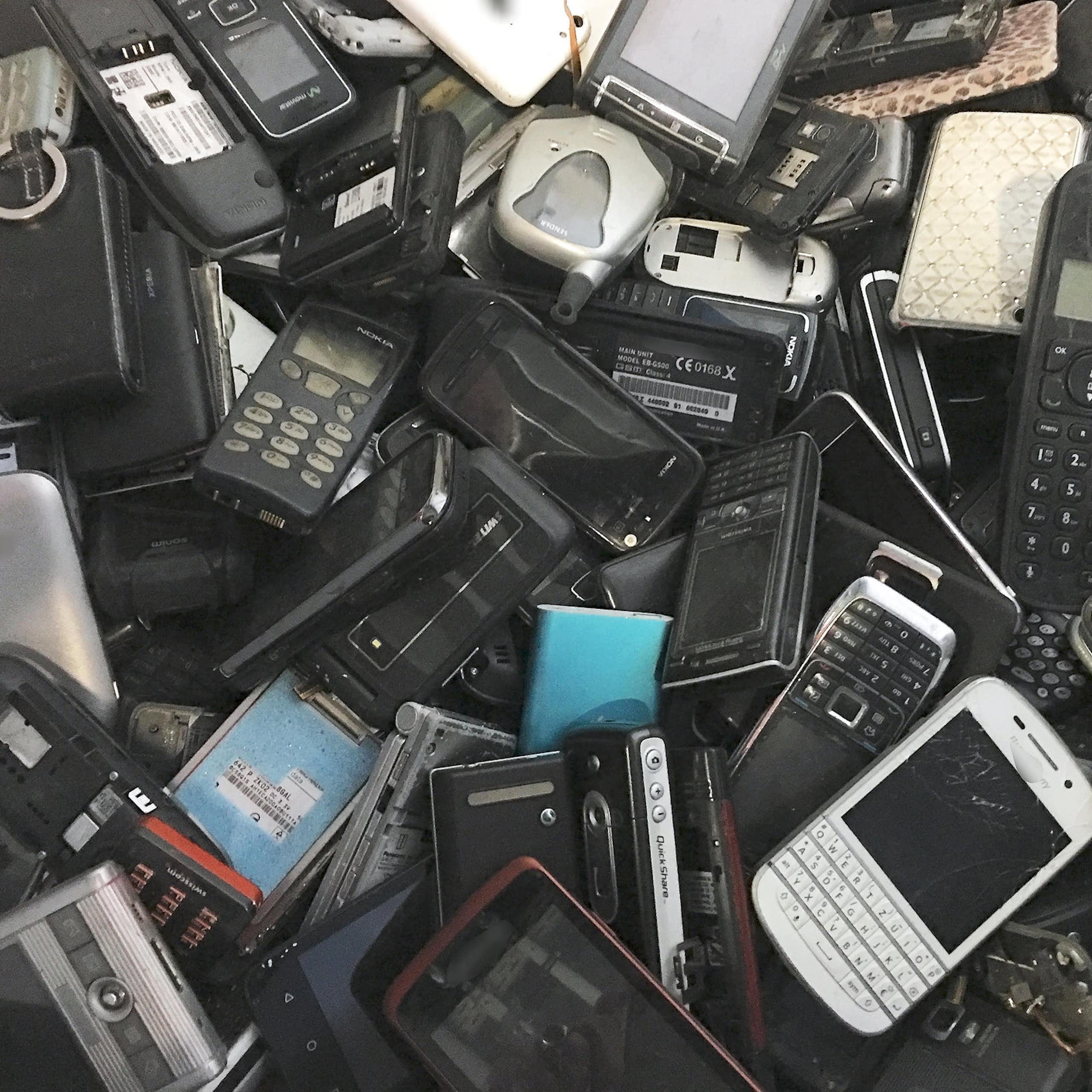 Un tas de téléphones et de smartphones usagés