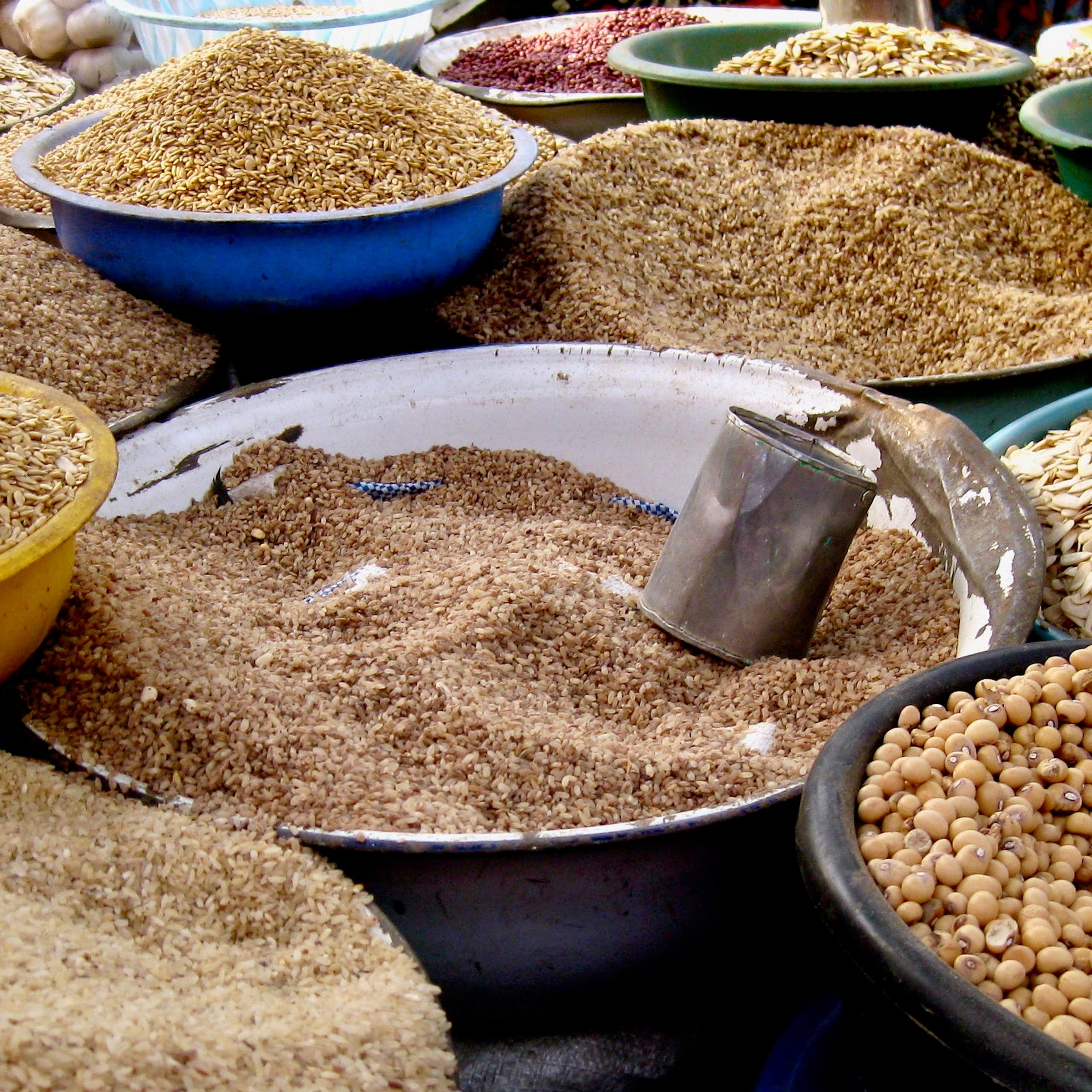 Bacias com grãos em um mercado